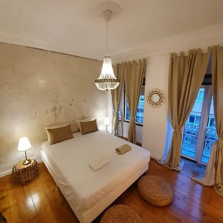 Charming In The Typical Neighborhood Apartment *